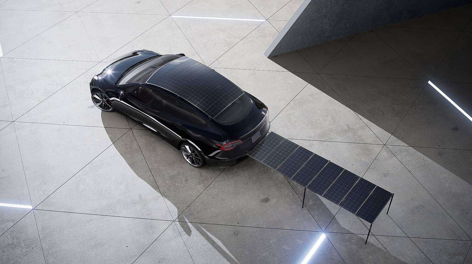 Empresa desenvolve kit de painéis solares para carros elétricos que cabem no teto ou porta malas