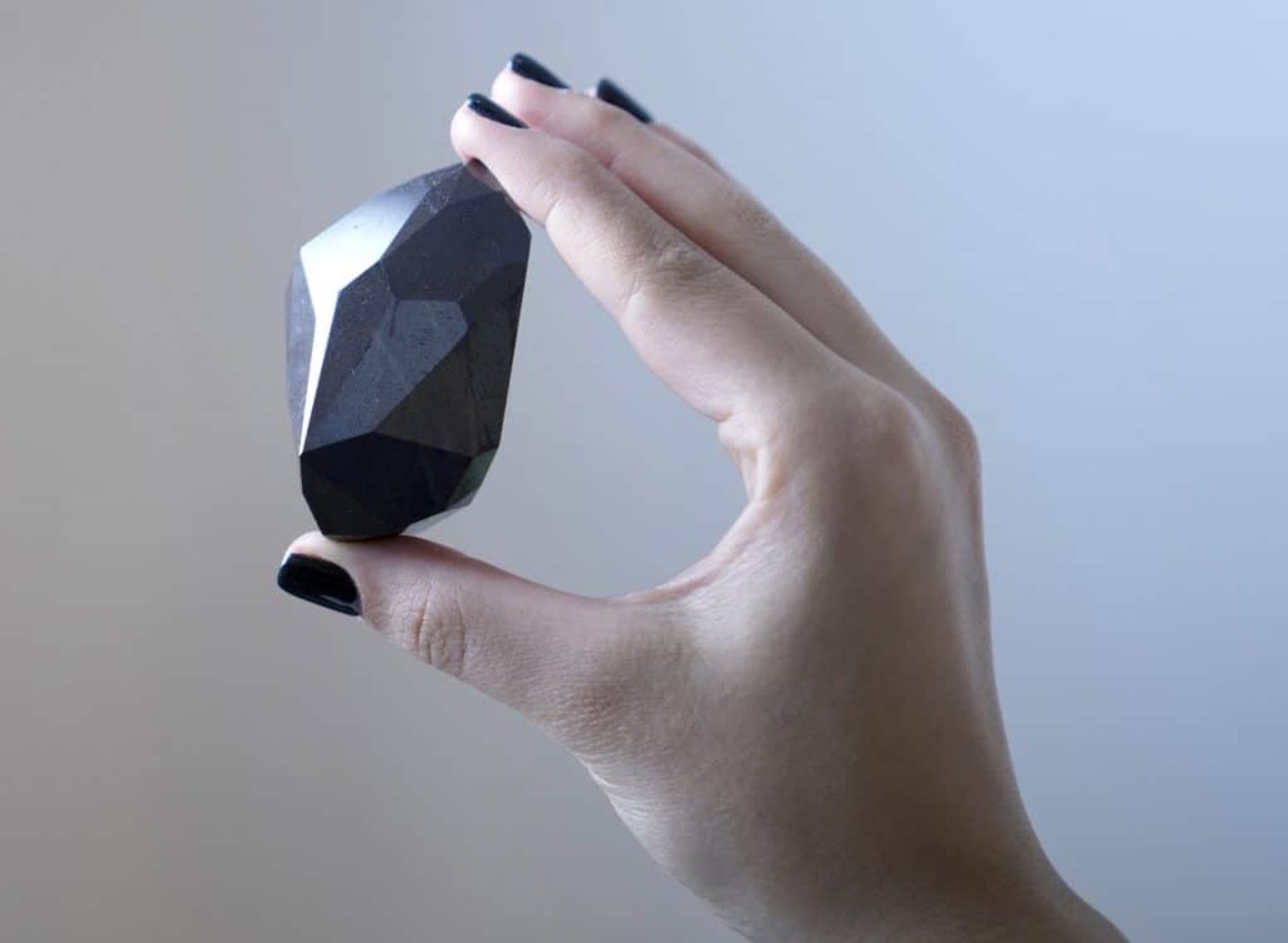 Casa de leilão em Dubai apresenta diamante negro de 555 quilates que pode ter vindo do espaço