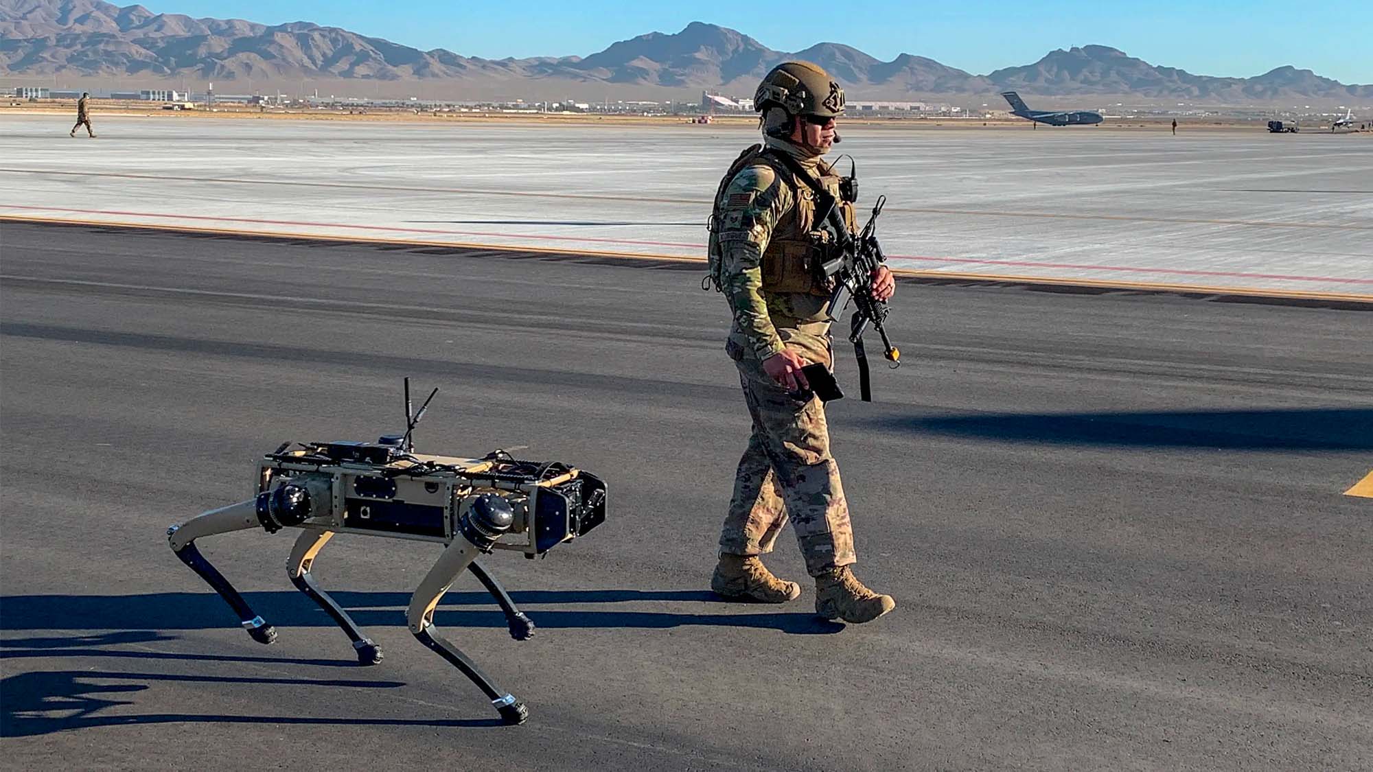 Cães-robôs iniciam patrulhamento na fronteira dos EUA