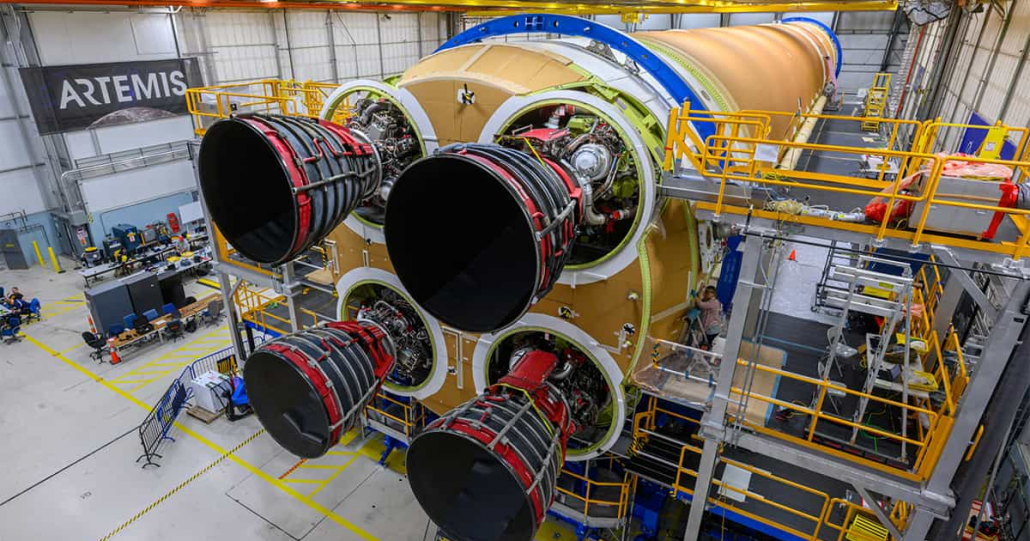 A foto mostra todos os quatro motores do foguete encarregado de lançar a missão Artemis 2 já instalados. 