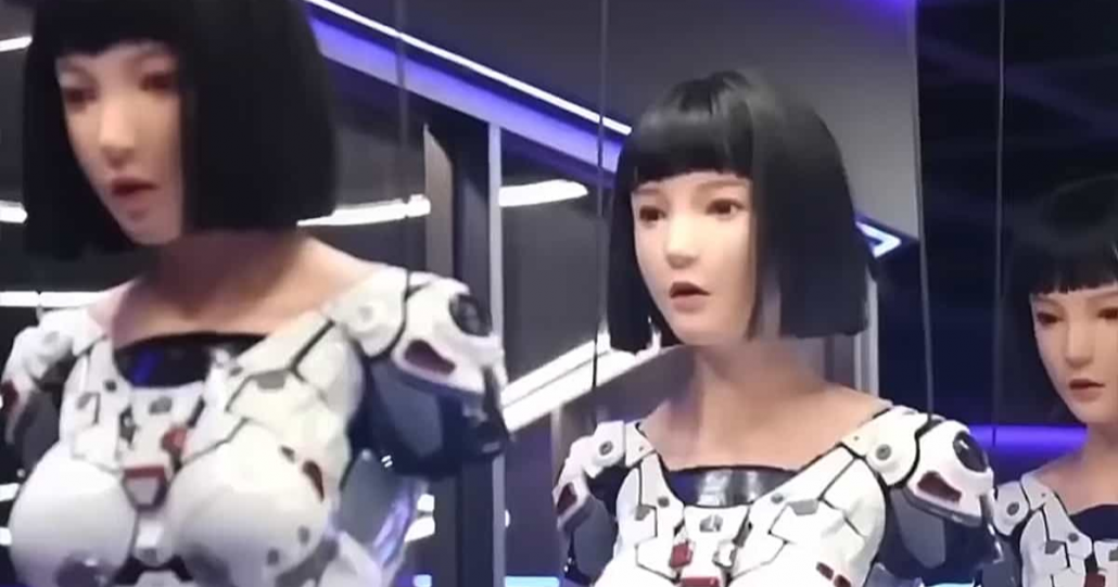 imagem de 3 robôs humanoides