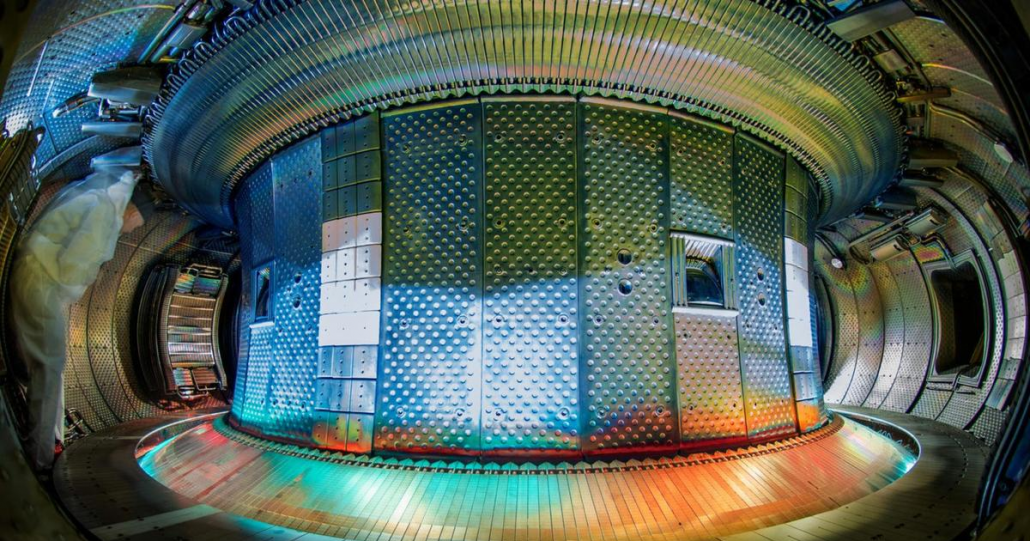 Reator de fusão nuclear estabelece recorde, sustentando plasma por 6 minutos