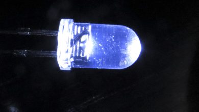 tecnologia que gera energia limpa acende uma lâmpada LED