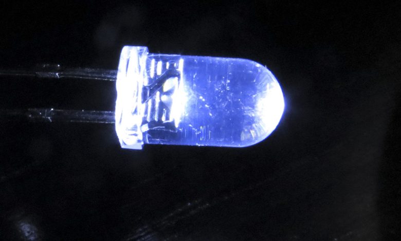 tecnologia que gera energia limpa acende uma lâmpada LED