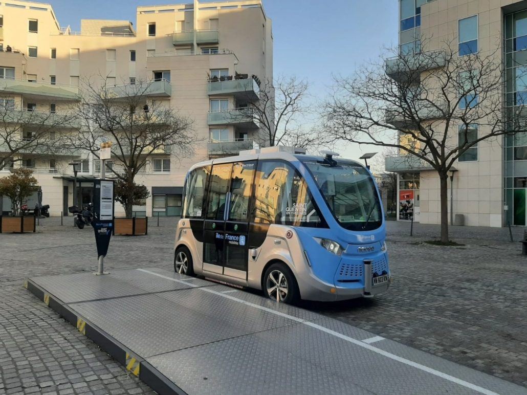 Micro-ônibus elétrico já está operando em Paris