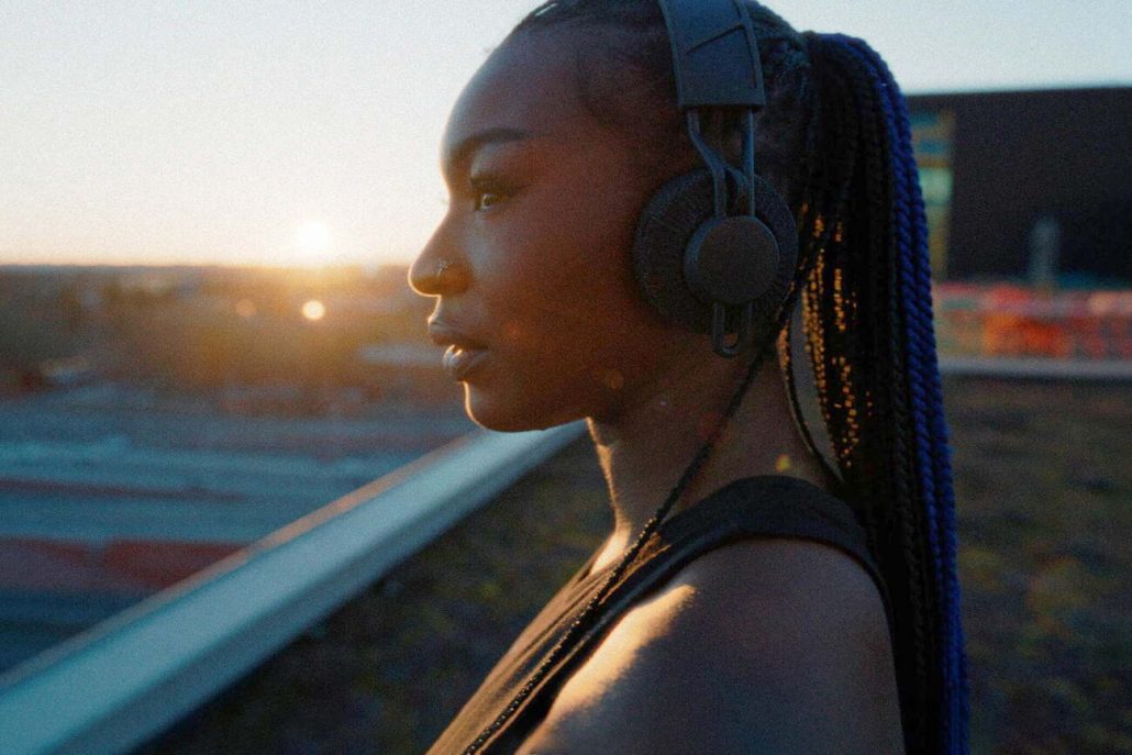 Adidas lança novo fone de ouvido que funciona com energia solar