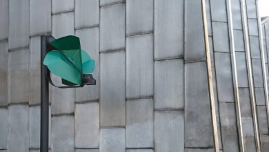 Estudante desenvolve poste com turbina eólica que gera a própria energia
