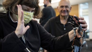 Robô impresso em 3D consegue traduzir em sinais táteis mensagens para surdos-cegos