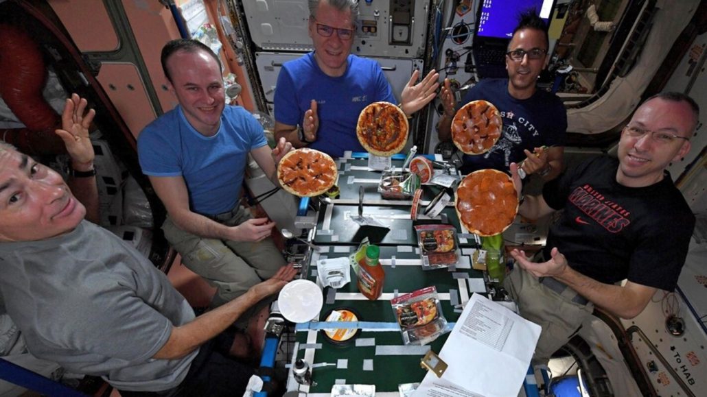 Confira a espaçonave Cygnus fazendo um delivery de pizza para astronautas na ISS