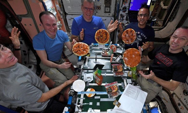 Confira a espaçonave Cygnus fazendo um delivery de pizza para astronautas na ISS