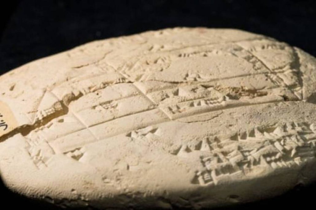 Cientistas encontram e desvendam pedra de 3700 anos com cálculos geométricos