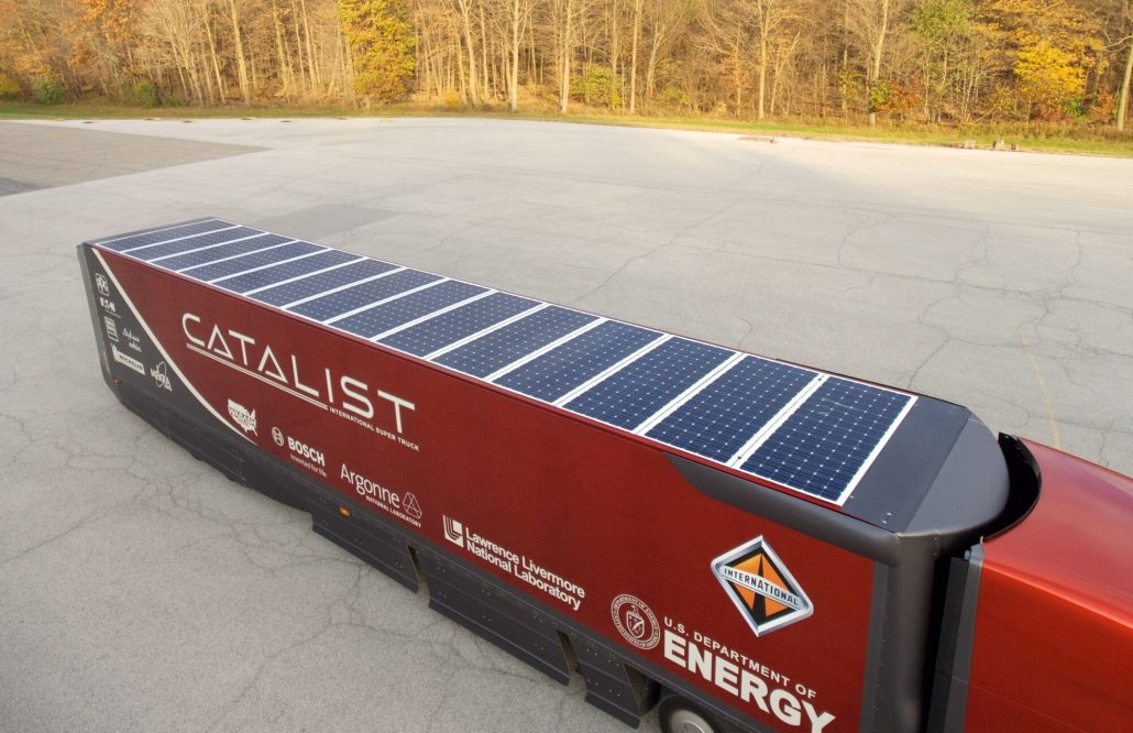 Empresa desenvolve carreta refrigerada com painéis solares para viagens mais sustentáveis