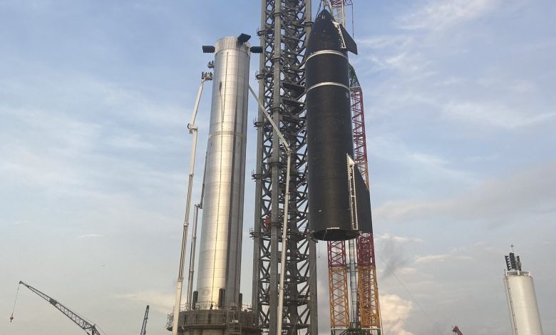 SpaceX junta os foguetes SuperHeavy e o Starship para construir o maior foguete da história