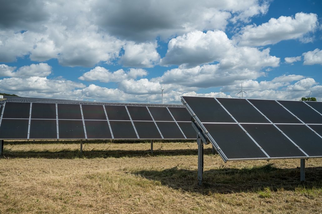 Novo painel solar com perovskita bate recorde histórico de eficiência energética