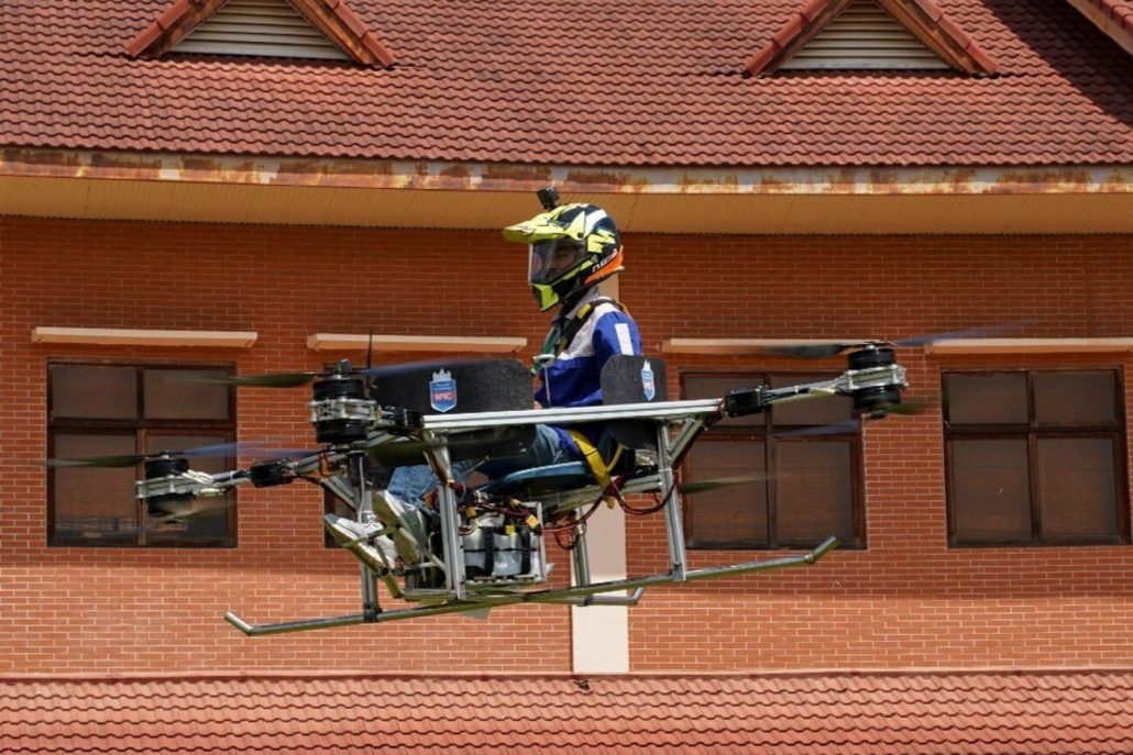 Estudantes criam drone com cadeira para combater incêndios e reduzir o trânsito