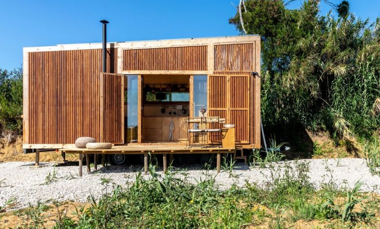 Casa Ursa: a tiny house sobre rodas que gera energia solar e capta água da chuva