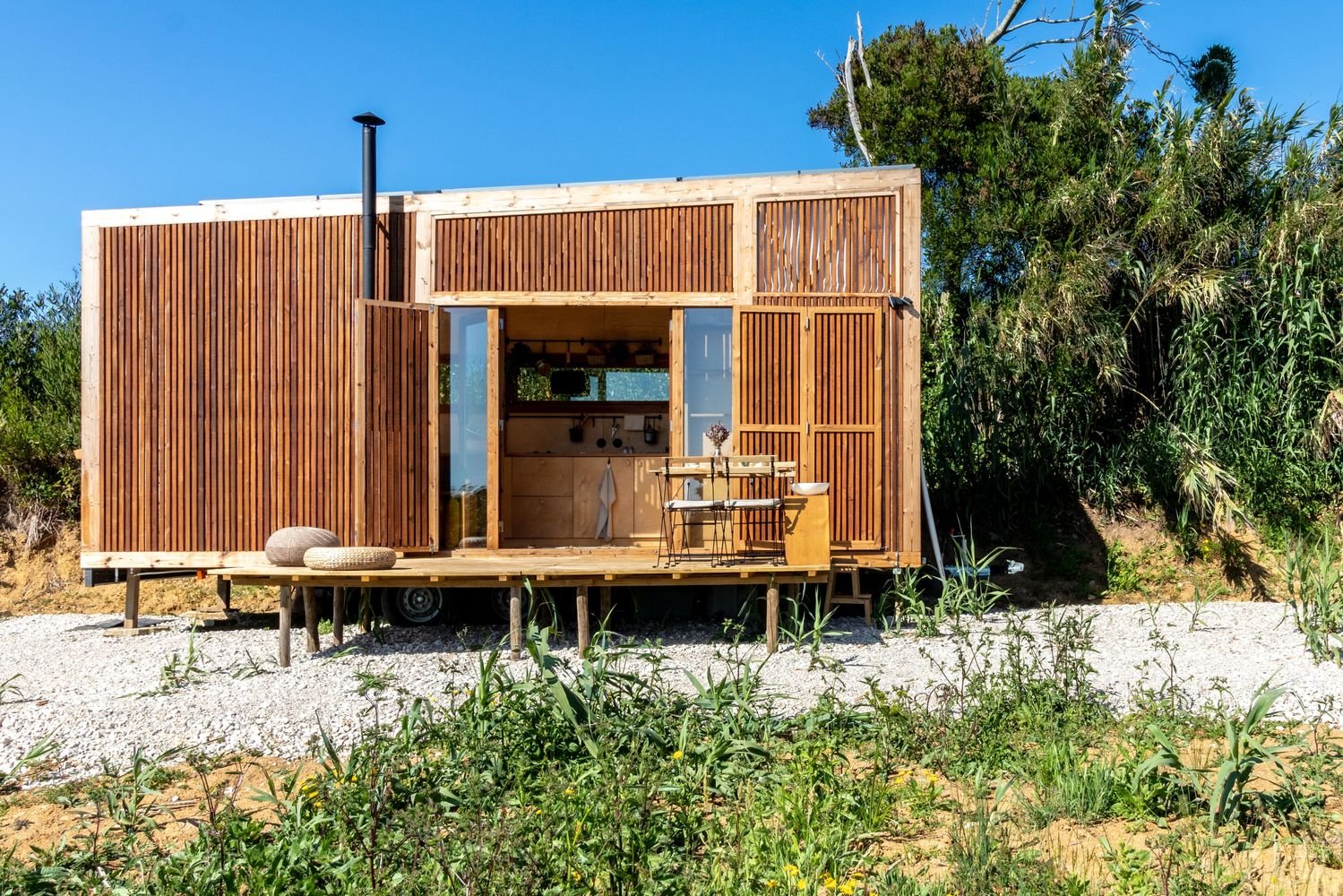 Casa Ursa a tiny house sobre rodas que gera energia solar e capta água