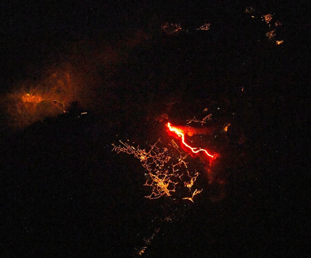 Vulcão Cumbre Vieja ainda está em erupção e sua lava está chegando ao mar, veja imagens