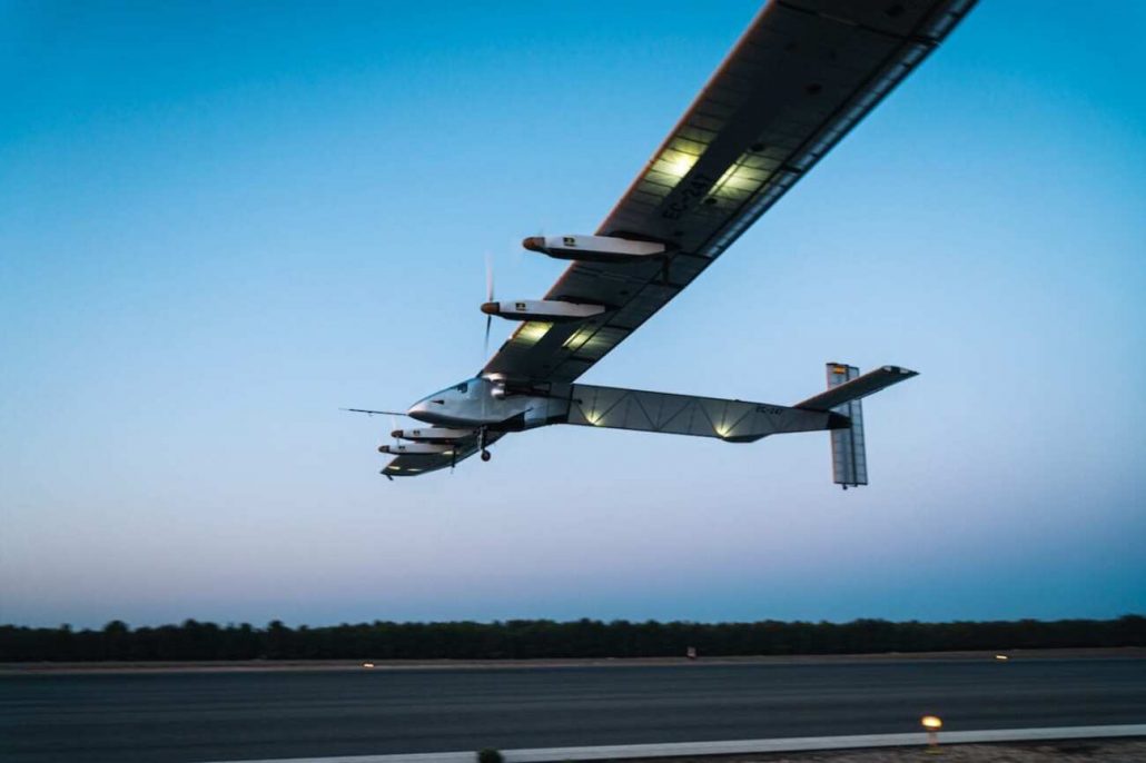 Avião movido por painéis solares passa em teste de autonomia e poderá voar para sempre
