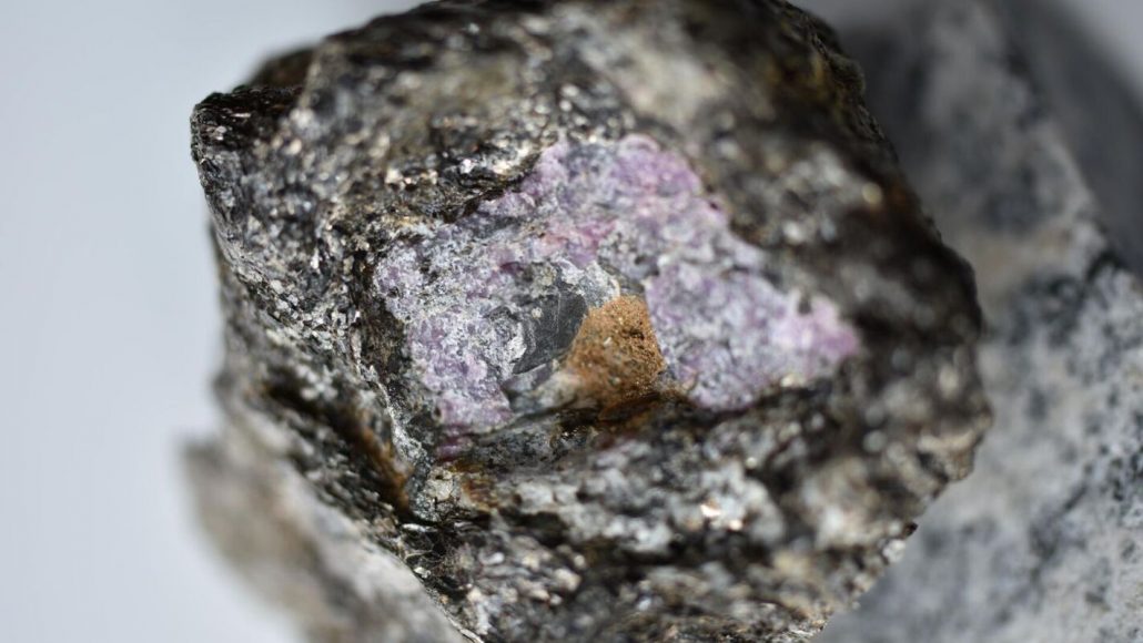Sinais de vida são descobertos em rubi de 2,5 bilhões de anos