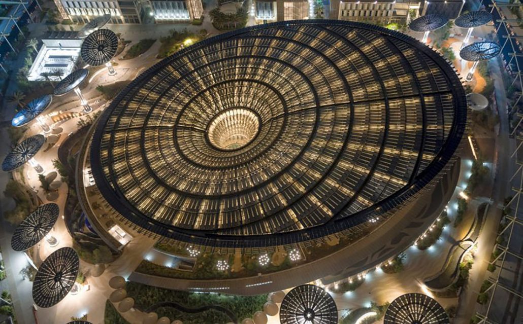 Centro de exposições autossuficiente em Dubai conta com 1055 painéis solares e 97% de aço reciclado