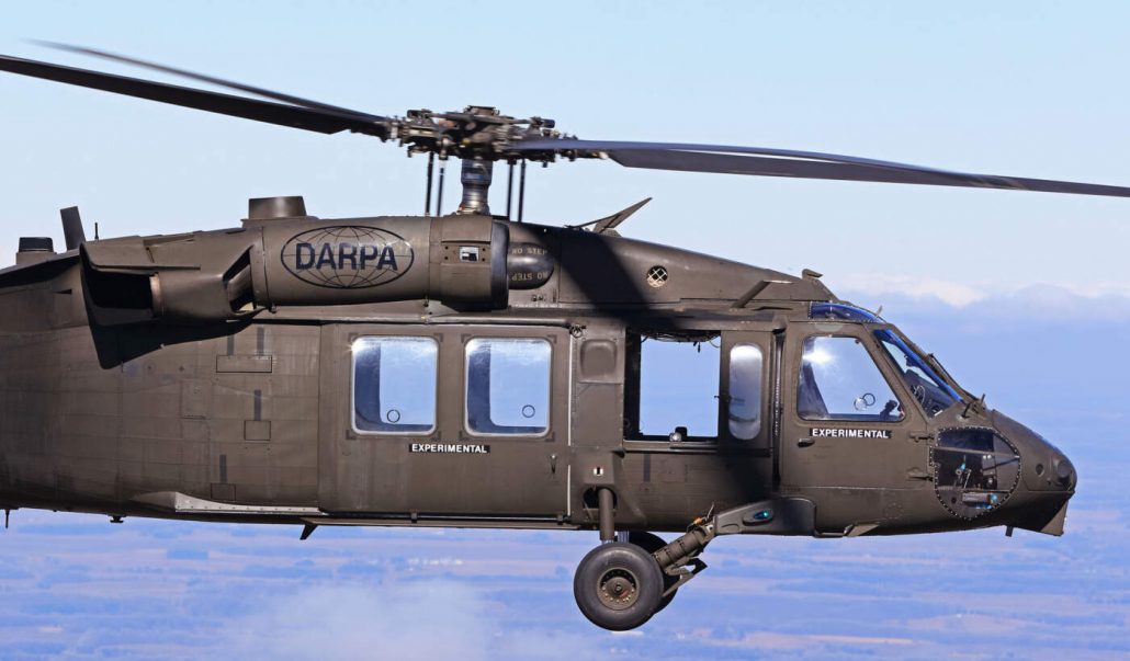 Helicóptero do exército americano realiza voo de 30 minutos sem piloto