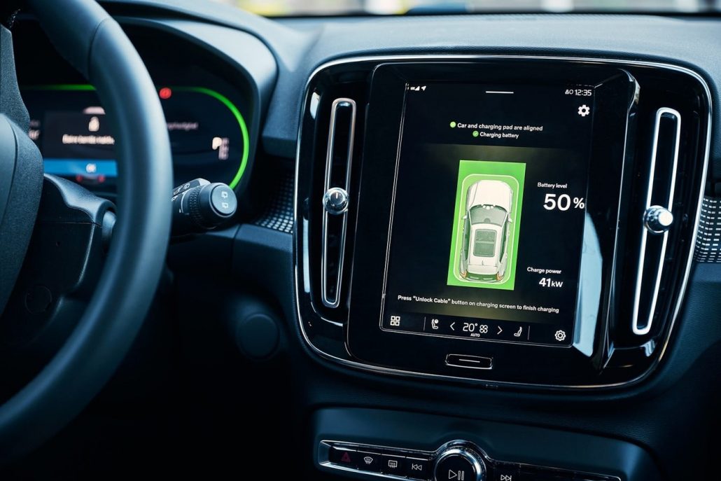 Volvo instala pontos de recarga sem fio para seus carros na Suécia