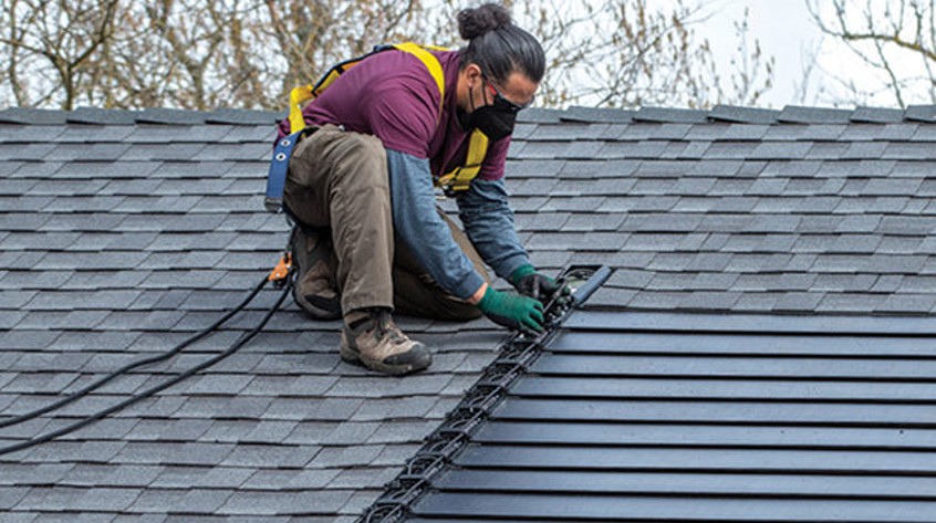 Telha solar no estilo “shingle” pode ser pregada em qualquer telhado: confira os detalhes