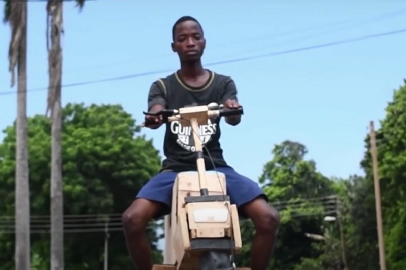 Motocicleta com painel solar e Bluetooth feita de madeira: confira