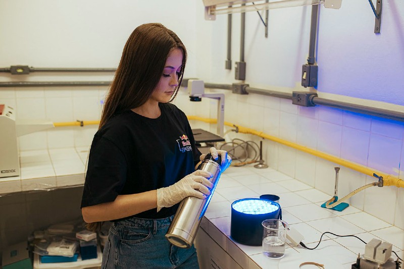 Essa universitária brasileira criou uma garrafa onde torna qualquer água potável