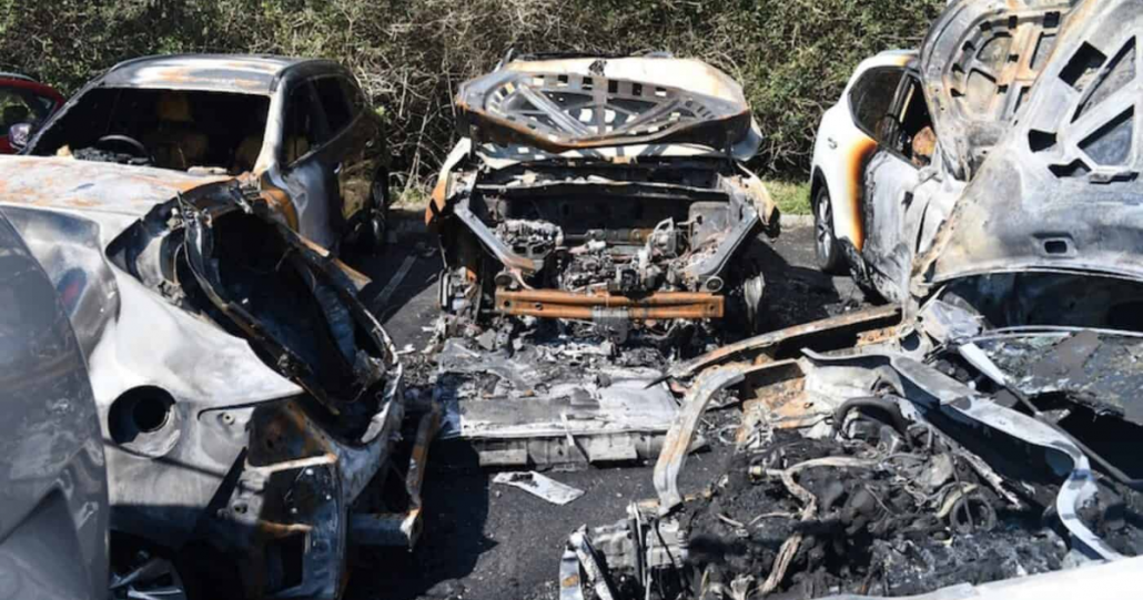 Incêndio em bateria de carro elétrico destroi cinco carros na Austrália