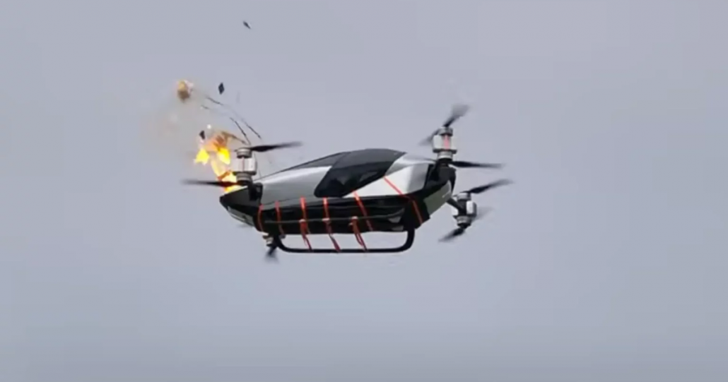 Carro voador é salvo por paraquedas em teste de emergência