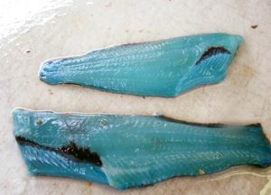 Peixe com carne azul cortado