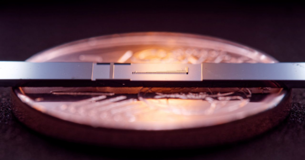 O microchip contendo o acelerador de partículas, colocado sobre uma moeda de 1 centavo.