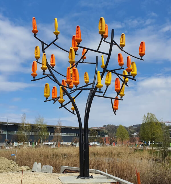 Árvores eólicas customizadas com folhas das cores laranja e amarelo