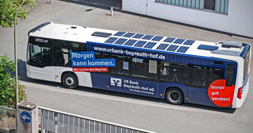 ônibus equipado com painés solares