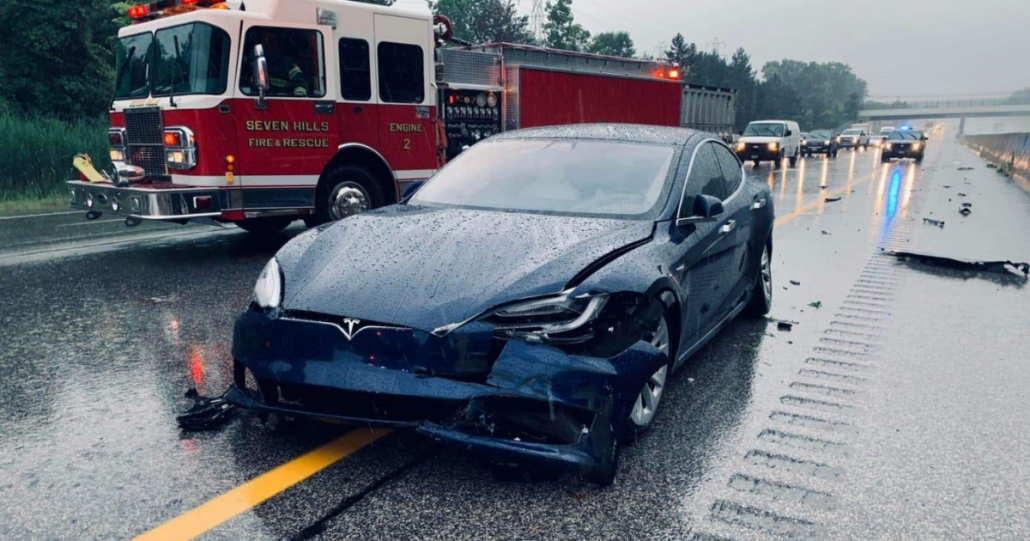 Foto de um Tesla Model 3 que sofreu um acidente na rodovia