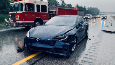 Foto de um Tesla Model 3 que sofreu um acidente na rodovia