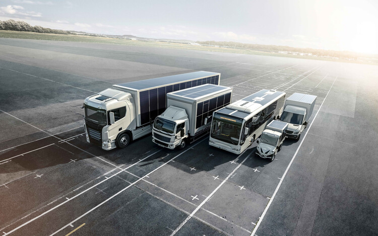 ônibus e caminhões equipados com painéis solares
