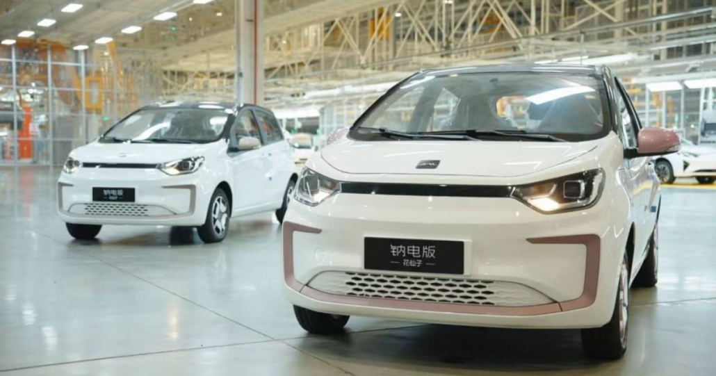 Dois carros JAC Yiwei EV lado a lado em uma fábrica Yiwei é a nova marca de veículos elétricos da JAC