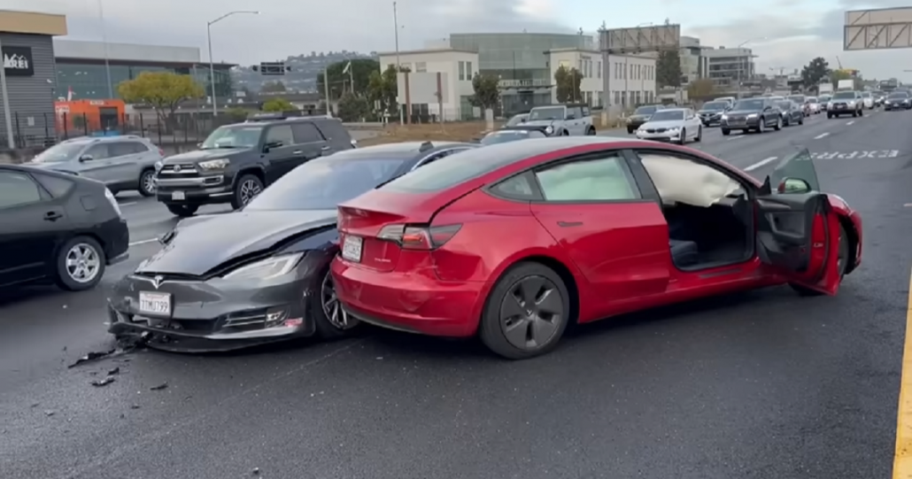 Veja vídeo de acidente envolvendo vários Teslas