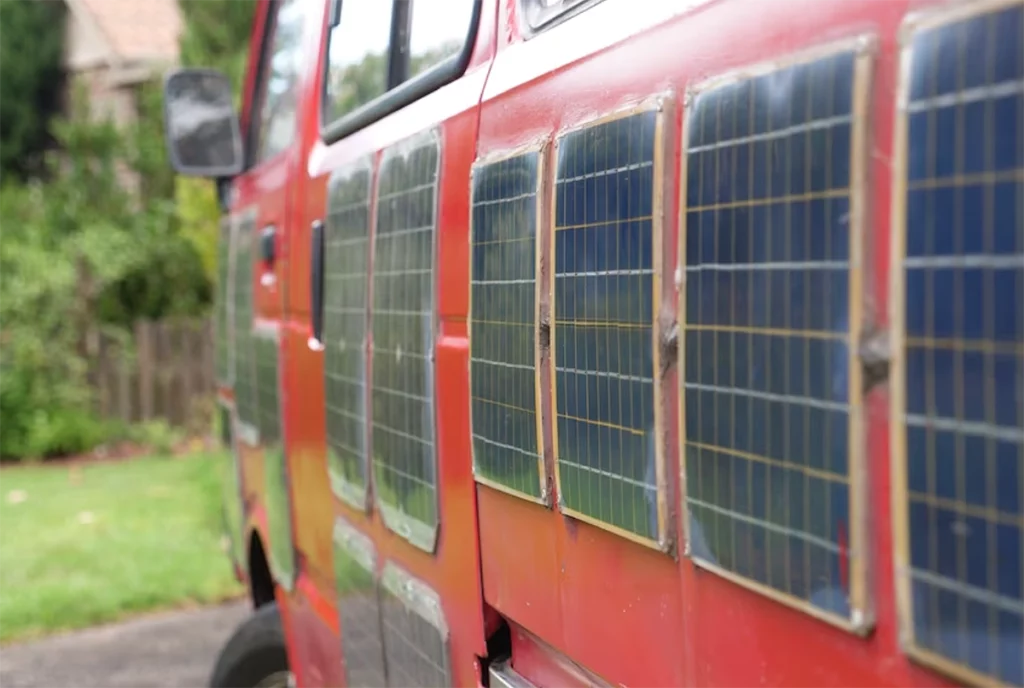 Engenheiro australiano cria carro solar reaproveitando equipamentos