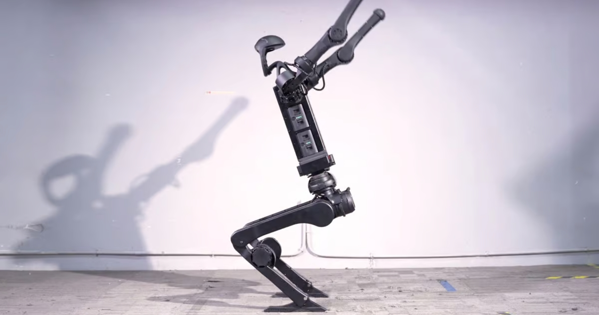 Robô humanoide dá salto mortal para trás; veja o vídeo Engenharia Hoje
