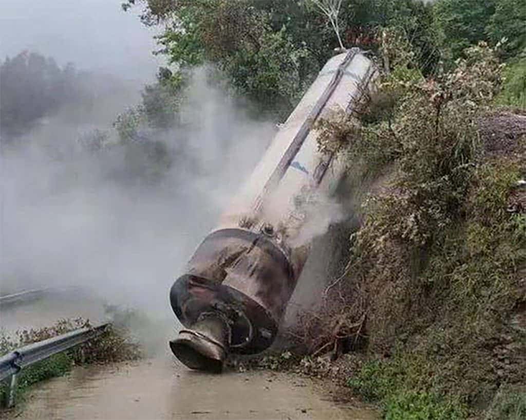 Pedaços de foguete caem em aldeia na China espalhando fumaça tóxica