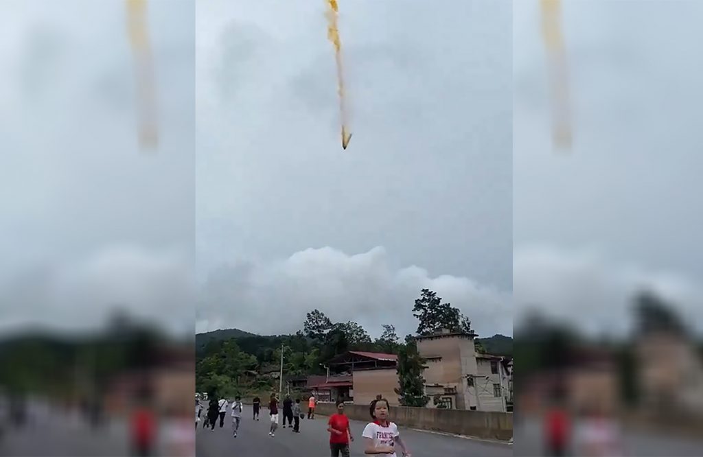 Pedaços de foguete caem em aldeia na China espalhando fumaça tóxica