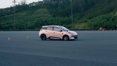 BYD lança carro elétrico de US$ 9,9 mil que se mantém na pista após estourar pneu a 140 km/h