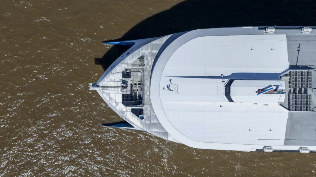Incat lança maior balsa elétrica do mundo com 2.100 passageiros e zero combustível