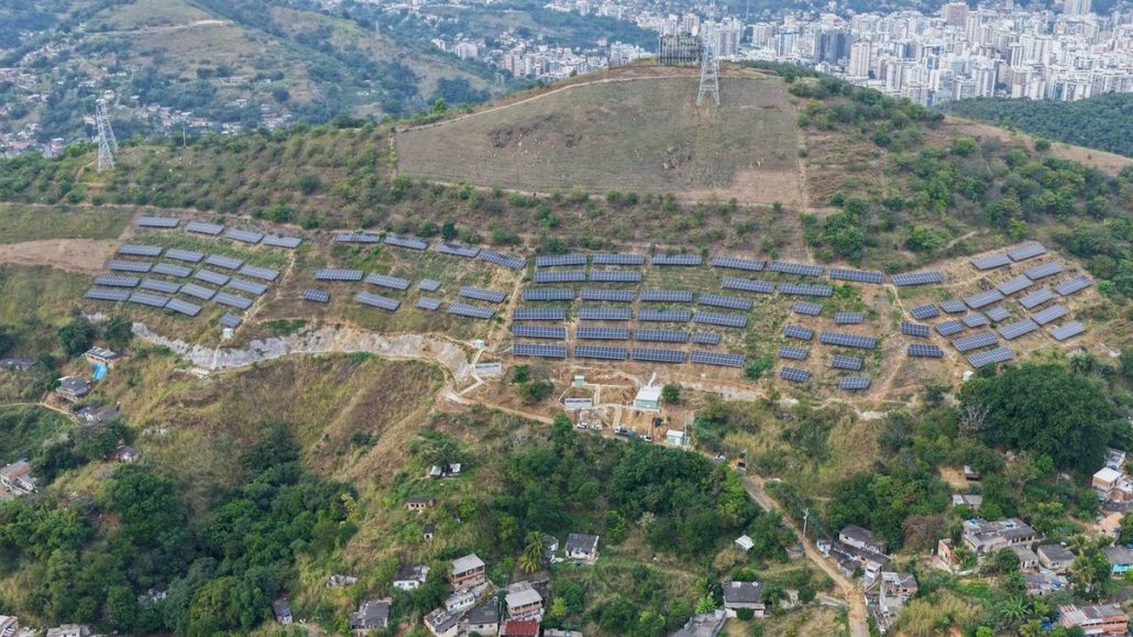 Niterói transforma morro com risco de deslizamento em usina solar que abastece 19 creches